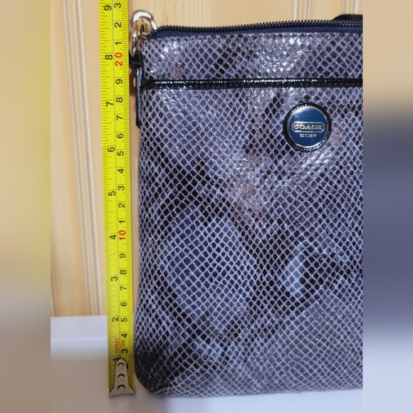 💙RARE💙 Authentic Snakeprint Messenger Crossbody Shoulder Bag - Picture 13 of 15